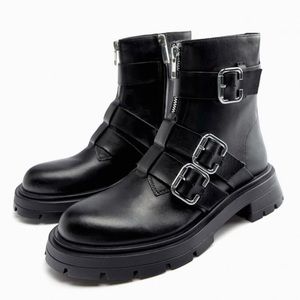 Leather ankle boots with buckles
